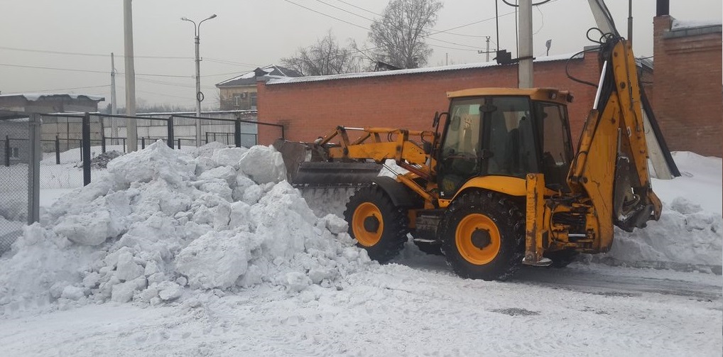 Экскаватор погрузчик для уборки снега и погрузки в самосвалы для вывоза в Ордынском