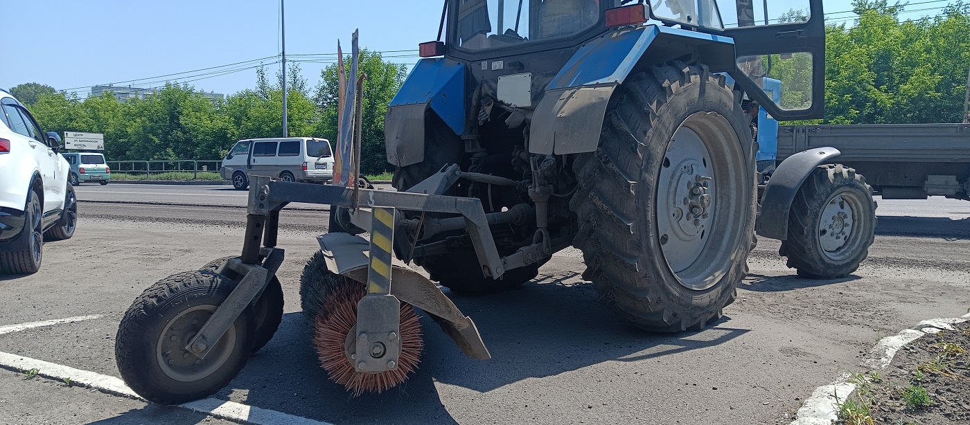 Услуги трактора с щеткой МТЗ в Академгородке