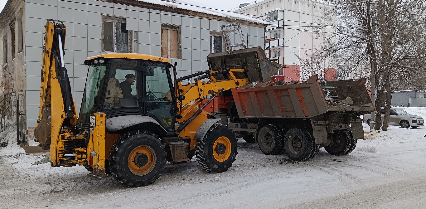 Уборка и вывоз строительного мусора, ТБО с помощью экскаватора и самосвала в Куйбышеве